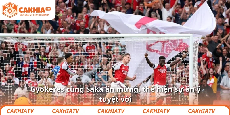 Gyokeres cùng Saka ăn mừng, thể hiện sự ăn ý tuyệt vời